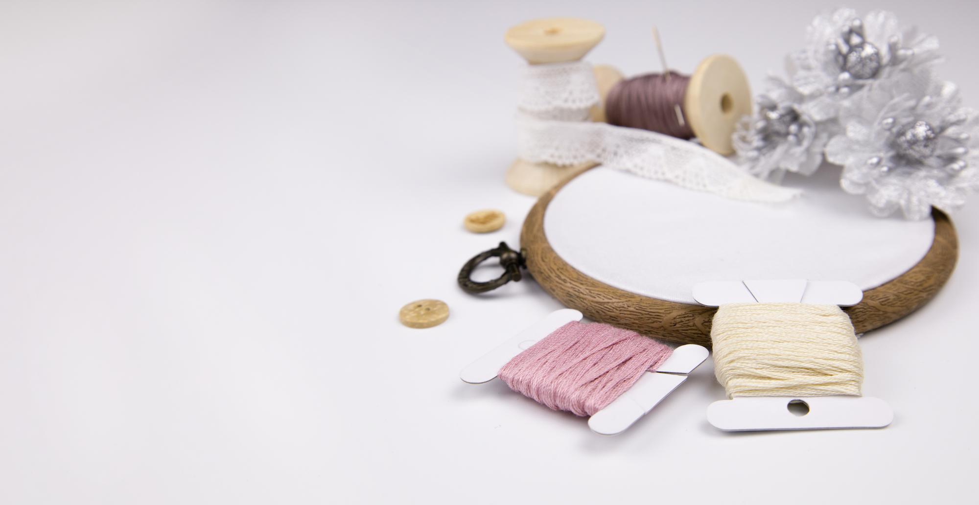 atelier con materiali per ricamo